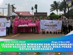 Jajaran Polsek Wiwirano dan Bhayangkari Turun Kejalan Bagikan Takjil Buka Puasa kepada Masyarakat