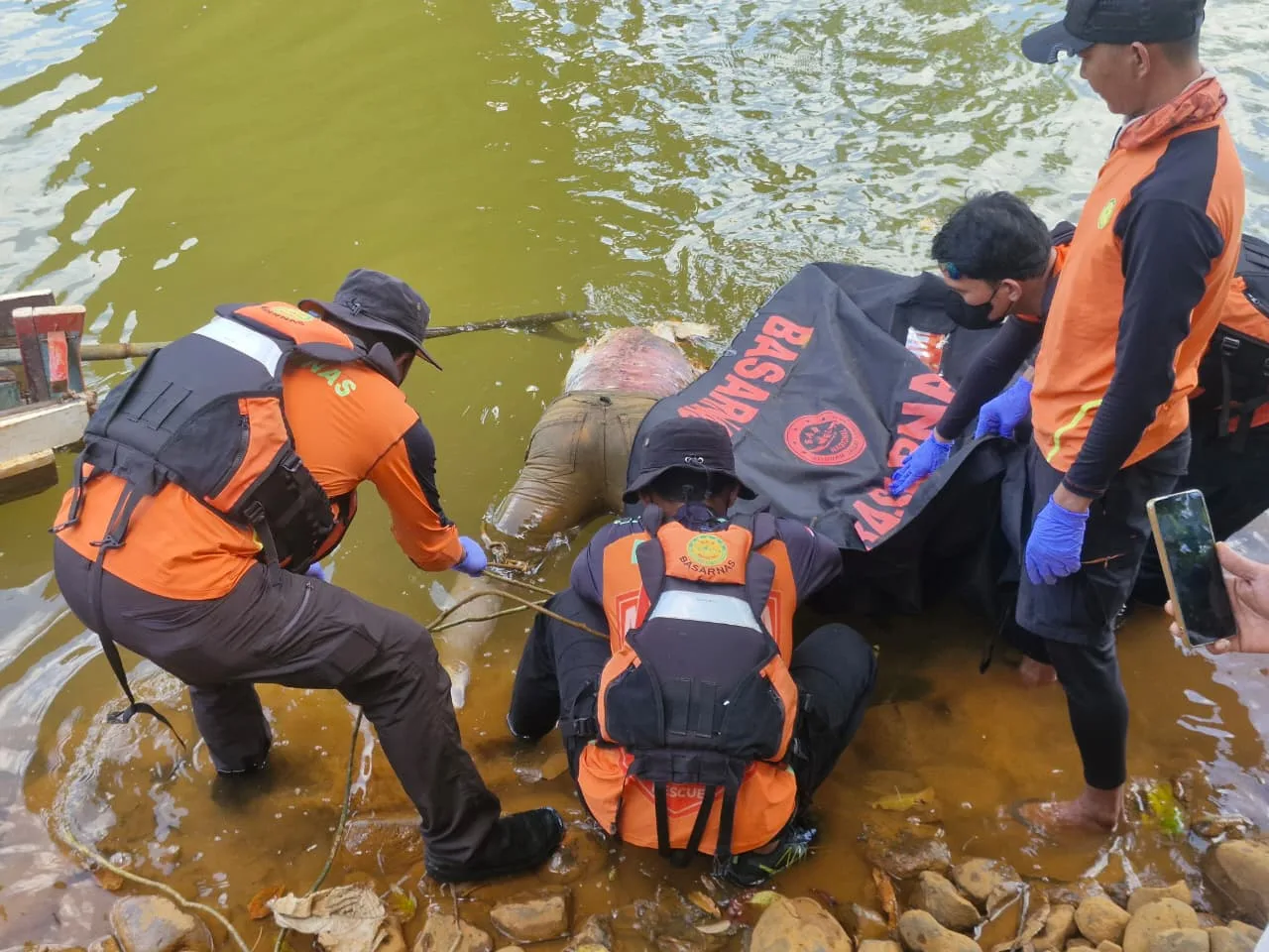 Mayat Tanpa Identitas Ditemukan Mengapung di Sungai Lalindu, Konawe Utara